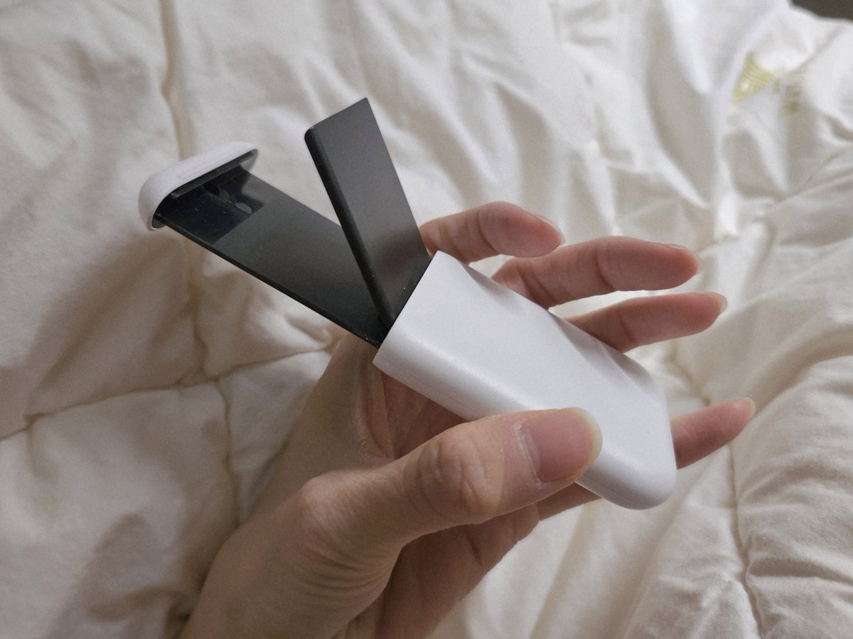 오늘 획득한 독서템들💜역시 고민은 시간만 늦출 뿐 결국엔 손에 쥐고 만다. 휴대용 거치대를 찾아 헤맸는데 요거 진짜 물건이네👍🏻 크기도 작고 어엄청 가볍고 폰도 짱짱하게 잘 버텨준당!! 리더기에 리모컨이 필요할까 싶어서 안 사고 있었지만 이거도 결국 뭐에 홀린 듯 구매. 히힛 작아서 귀여워😋