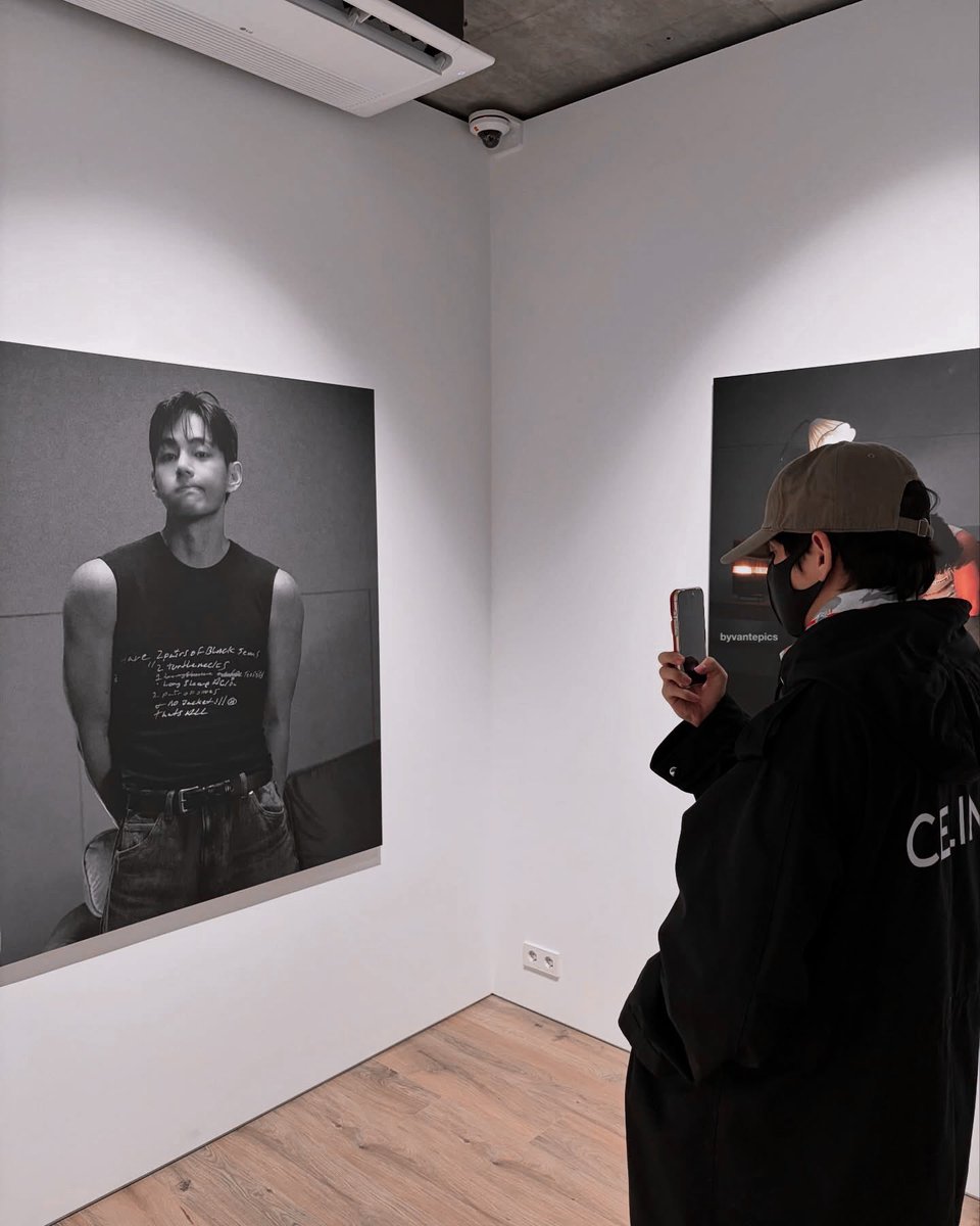byvantepics's tweet image. when art admires art. #V