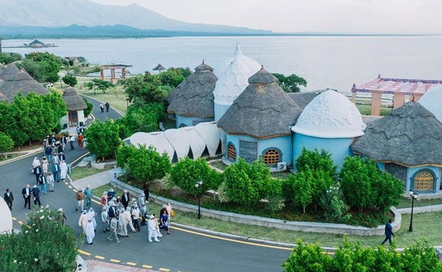 ETEmbassyJIB's tweet photo. Nestled by Lake Beseka, Beynuna Village beautifully blends Ethiopian tradition with modern comfort. Enjoy a lounge, cinema hall, amusement facilities, a spa, and expansive orchards - all just steps from Awash National Park.

#VisitEthiopia #BeynunaVillage #TravelAwash https://t.co/byAlC5hjNs