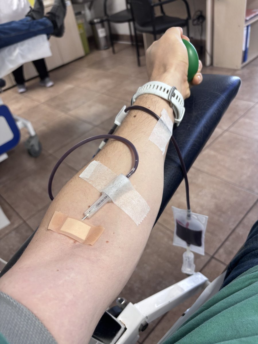 criwet7's tweet image. En Concepción están llamando a donar sangre por la cantidad de personas heridas de gravedad y quemadas en los incendios forestales de Penco, Lirquén y alrededores. Se extraen 450ml y el proceso de extracción en si demora máximo 10 minutos. ¡Vayan y ayuden!