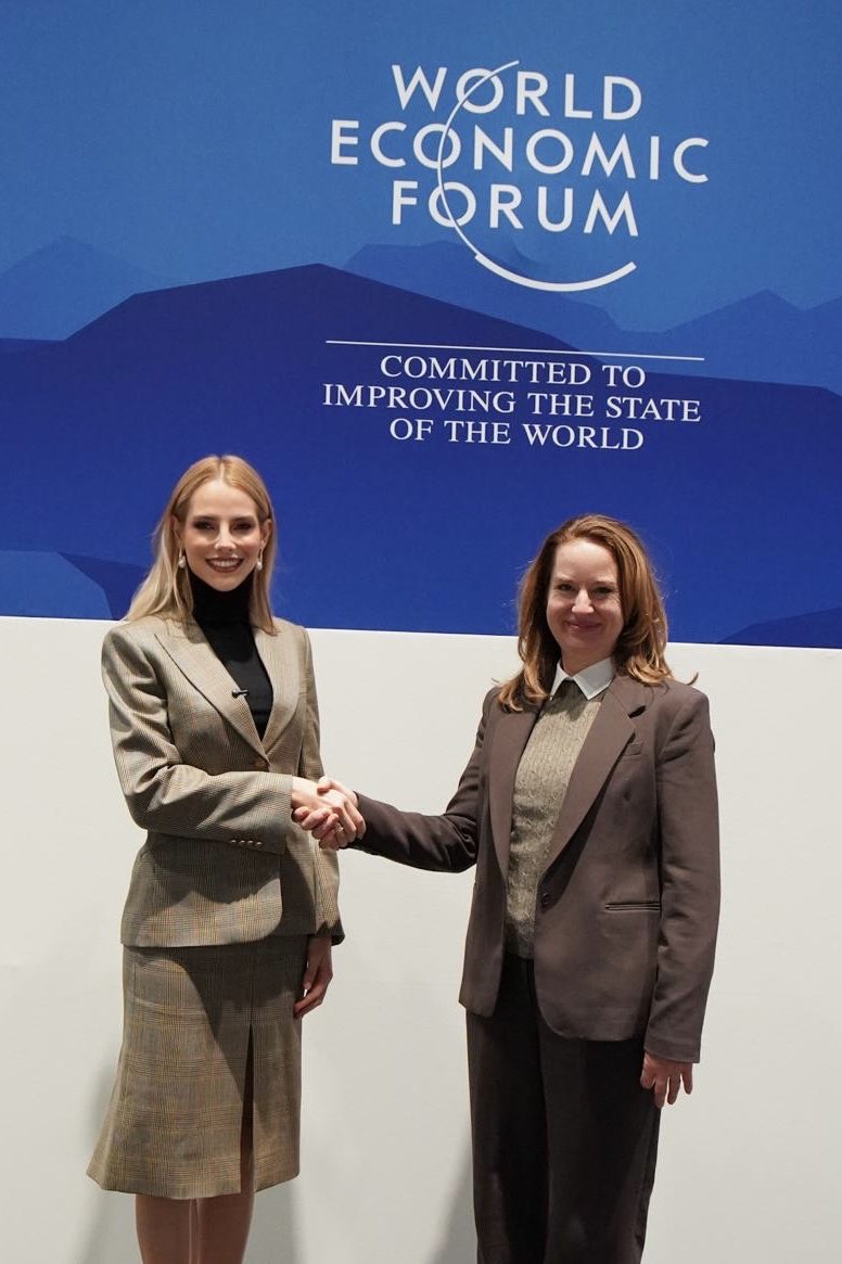 laviniavNoboa's tweet image. Desde Davos, seguimos abriendo puertas para el Ecuador.

Daniel y yo cumplimos agendas complementarias, con un mismo objetivo: generar desarrollo y oportunidades reales para el país. Mientras él avanza en reuniones para atraer inversiones, yo me estoy enfocando en más apoyo y más…