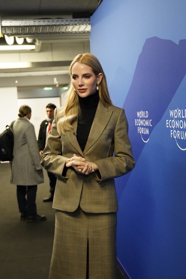 laviniavNoboa's tweet image. Desde Davos, seguimos abriendo puertas para el Ecuador.

Daniel y yo cumplimos agendas complementarias, con un mismo objetivo: generar desarrollo y oportunidades reales para el país. Mientras él avanza en reuniones para atraer inversiones, yo me estoy enfocando en más apoyo y más…