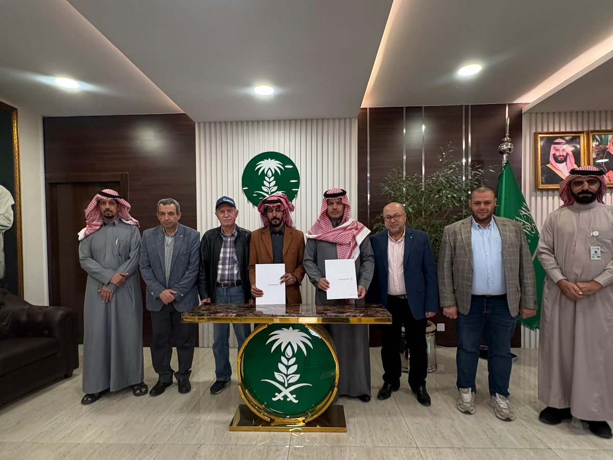 tharaa293's tweet photo. بحمد لله تشرفنا بتوقيع مذكرة تفاهم مع منصة الإرشاد الزراعي @agri_ext يمثلها سعادة مدير عام وزارة البيئة والمياه والزراعة في منطقة حائل الدكتور فهد الحسني لإنشاء مدرسة حقلية رقمية مجانية للاستزراع السمكي في جمعية ثراء التعاونية تخدم المزارعين والمستثمرين بهذا القطاع بعون الله https://t.co/qhmOX07AxS