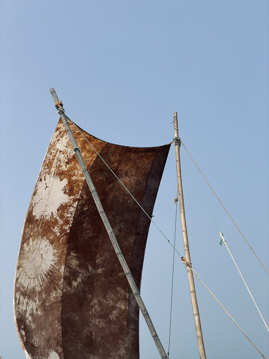 හඬ නගා බිඳෙන හැමදේම
නෙතින් නෙත දුටුවත්

හඬ හඬා හිනාවෙන බැවින්
නොපෙනෙන්න මවා ඇත හදවත් 🪝🪬