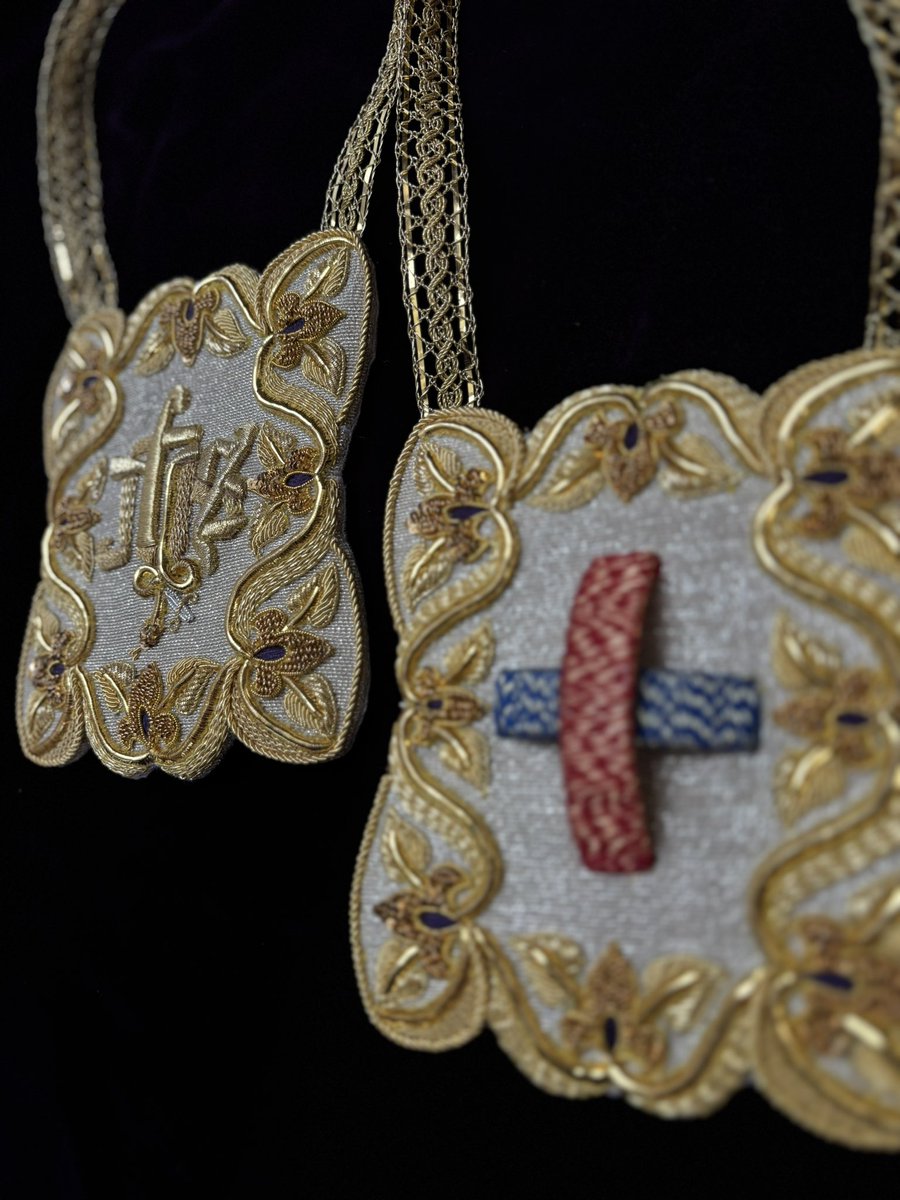 Escapulario bordado en oro fino a realce sobre tisú de plata manual para Ntro. Padre Jesús Cautivo (Brenes)

#bordado #bordadoenoro #oro #artesanía #escapulario
