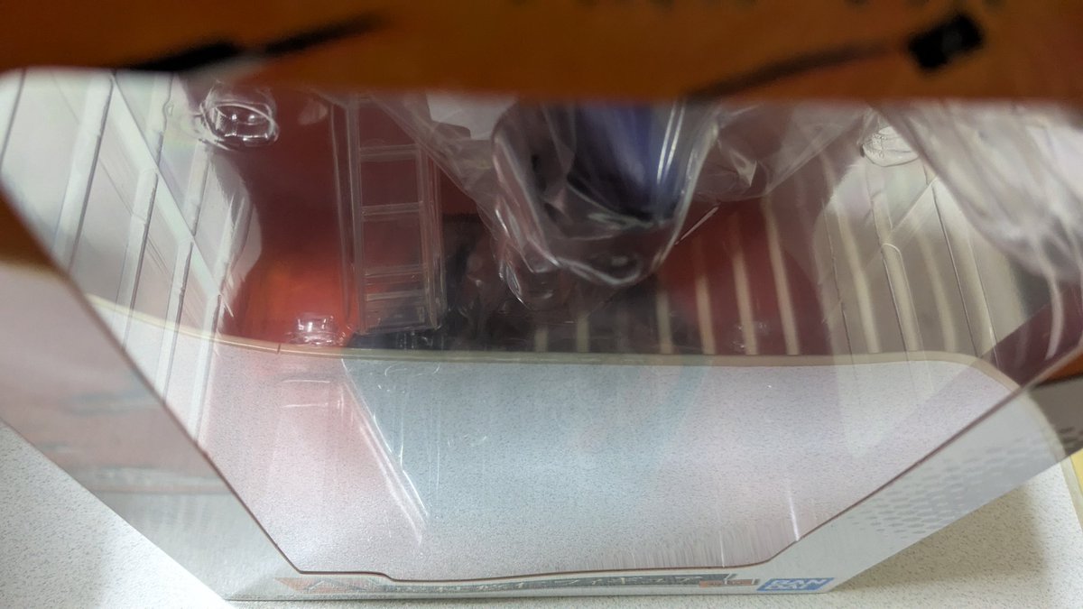 買った乙骨君のA賞
ブリスター歪んで箱と隙間ある
これが悪いのか？って思ってメルカリとかで調べたら
どれもブリスターの作り酷かったww
その分フィギュアのクオリティは高い！

2枚目が上から見た画像
結構歪んでるよね〜

一応比較で虎杖の一番くじのフィギュアと上から見たブリスター
歪んで無い！