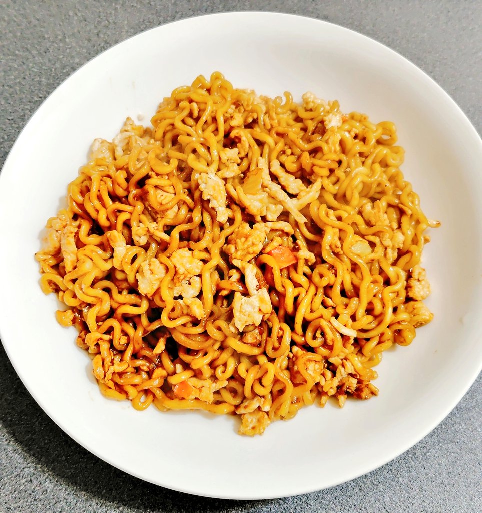 年末に新大久保の韓国スーパーに行った時に、友達に勧められてチャパゲティとノグリを購入。その友達に作り方を教えてもらって、韓国映画「パラサイト 半地下の家族」にも出てきた「チャパグリ」を作って食べた。挽き肉を入れるのがいいとのこと。麺がもちもちで美味しかった！