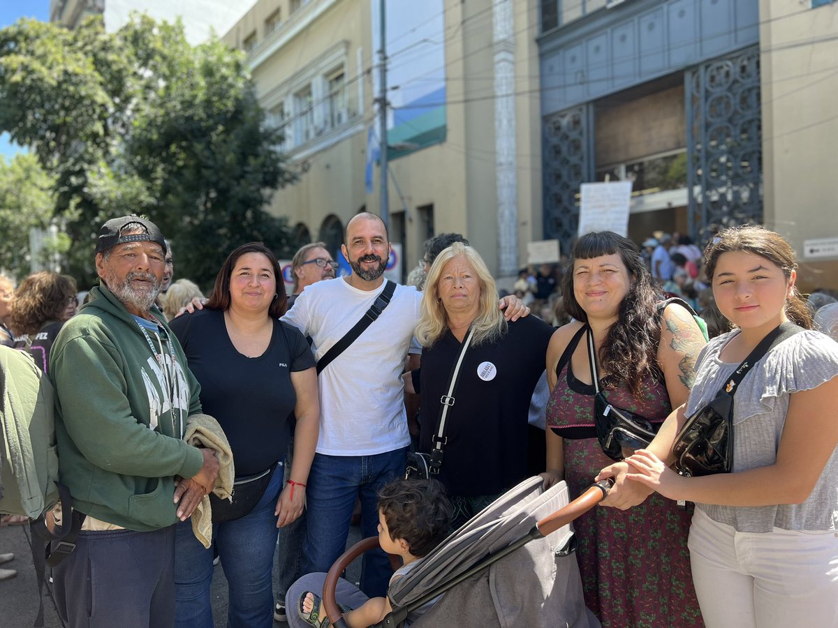 JoaquinNoyaok's tweet photo. Cuando intentan cortar lo que nos conecta, respondemos unidos 🫱🏻‍🫲🏼🚍

Estuve junto a lxs vecinxs de Vicente López frente a la municipalidad para decir NO al cierre de la línea Bicentenario, un servicio esencial que une barrios, familias y comunidad. https://t.co/eUl5mSF00z