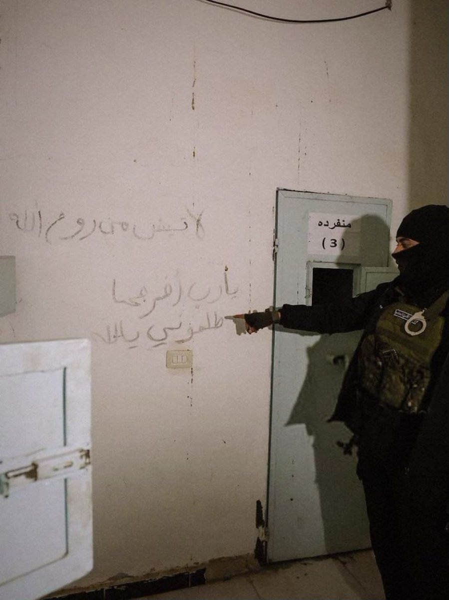 furkangmshoca's tweet photo. Rakka’da ele geçirilen terör örgütü SDG/YPG hapishanesindeki tek kişilik hücrenin duvarına yazılan yazı:

“Bana zulmettiler ey Allah’ım.”