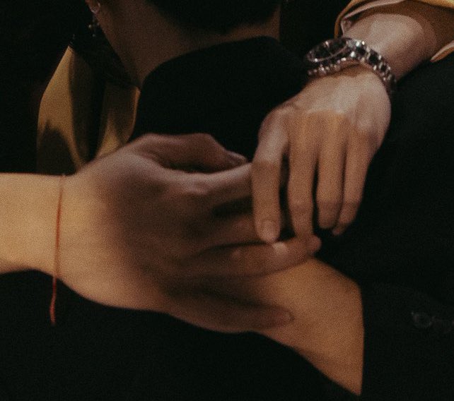 _dmmt's tweet image. ปริศนาธรรมอีกอย่างที่ผมงงนอกจากsize diff 5cm แล้วคือ ขนาดมือ ✋🏻
ตอนเพื่อนาย - ยังทาบมือแล้วเท่ากัน ปอนด์บอกเค้ามือใหญ่ นานๆทีจะเจอคนมือใกล้ๆกัน
ตัดภาพมาปัจจุบัน มือตู้เย็นกับมือผักชีจิ๋วเวอร์ 

#PondPhuwin