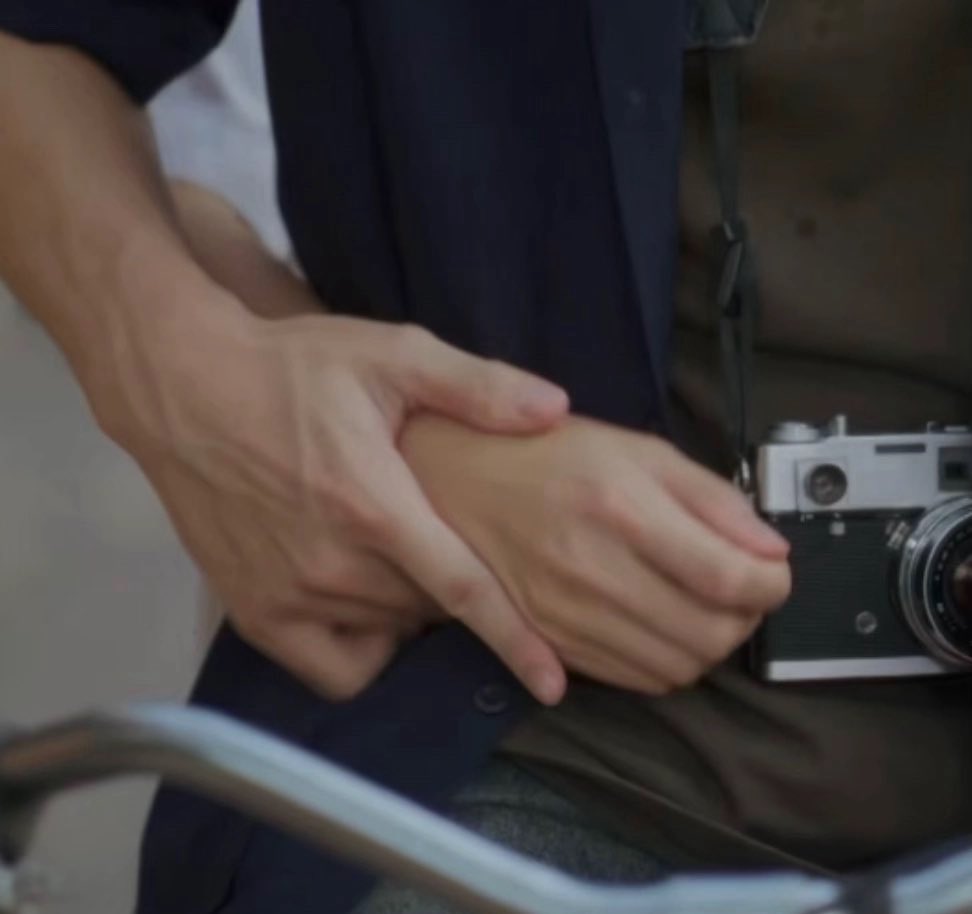 _dmmt's tweet image. ปริศนาธรรมอีกอย่างที่ผมงงนอกจากsize diff 5cm แล้วคือ ขนาดมือ ✋🏻
ตอนเพื่อนาย - ยังทาบมือแล้วเท่ากัน ปอนด์บอกเค้ามือใหญ่ นานๆทีจะเจอคนมือใกล้ๆกัน
ตัดภาพมาปัจจุบัน มือตู้เย็นกับมือผักชีจิ๋วเวอร์ 

#PondPhuwin