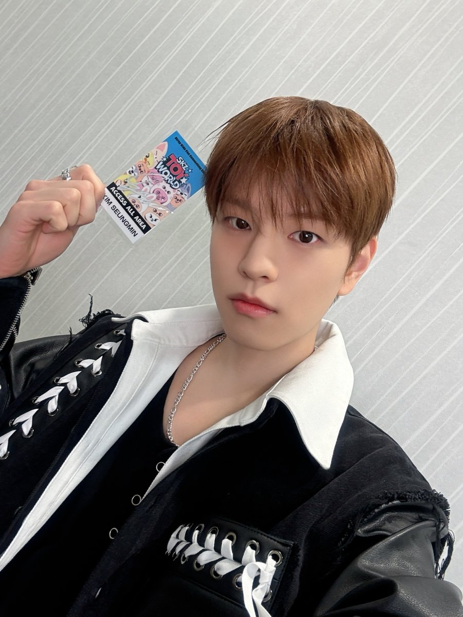 Stray_Kids_JP's tweet image. Stray Kids、LIVE Blu-ray『Stray Kids Fan Connecting 2024 “SKZ TOY WORLD”』のシリアルナンバー応募特典の受付は本日1/20(火)23:59まで！

メンバー直筆サイン入り
ラミネートパスのセルフィーを公開🎉

▶️ 詳細はこちら
straykidsjapan.com/info/archive/?…

🤖 特設サイト
straykidsjapan.com/toyworld_bd/…