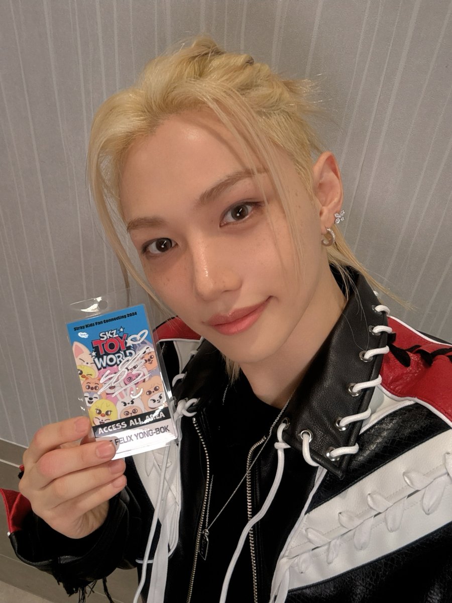 Stray_Kids_JP's tweet image. Stray Kids、LIVE Blu-ray『Stray Kids Fan Connecting 2024 “SKZ TOY WORLD”』のシリアルナンバー応募特典の受付は本日1/20(火)23:59まで！

メンバー直筆サイン入り
ラミネートパスのセルフィーを公開🎉

▶️ 詳細はこちら
straykidsjapan.com/info/archive/?…

🤖 特設サイト
straykidsjapan.com/toyworld_bd/…