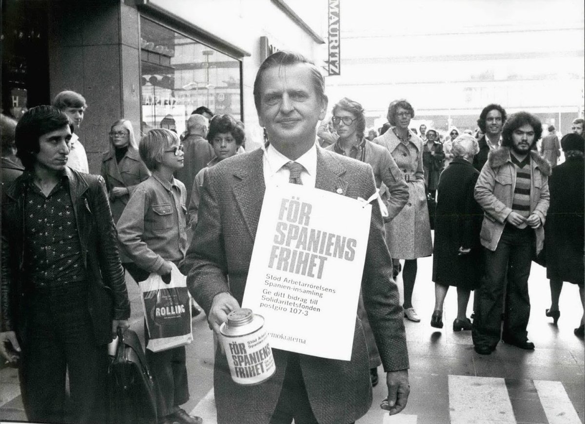 El primer ministre suec Olof Palme es desplaçava en transport públic i no tenia “tracte diferenciat” enlloc. 
No només va ampliar l'estat del benestar i va impulsar l'emancipació de les dones, també es va oposar al règim de Franco. Aquí polítics de 3a regional van en cotxe