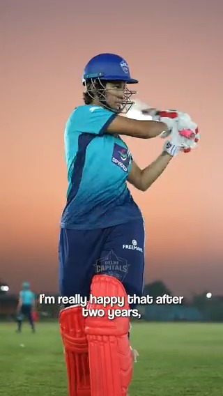 It had to be Dilli. It had to be Shafali handing her the cap 💙