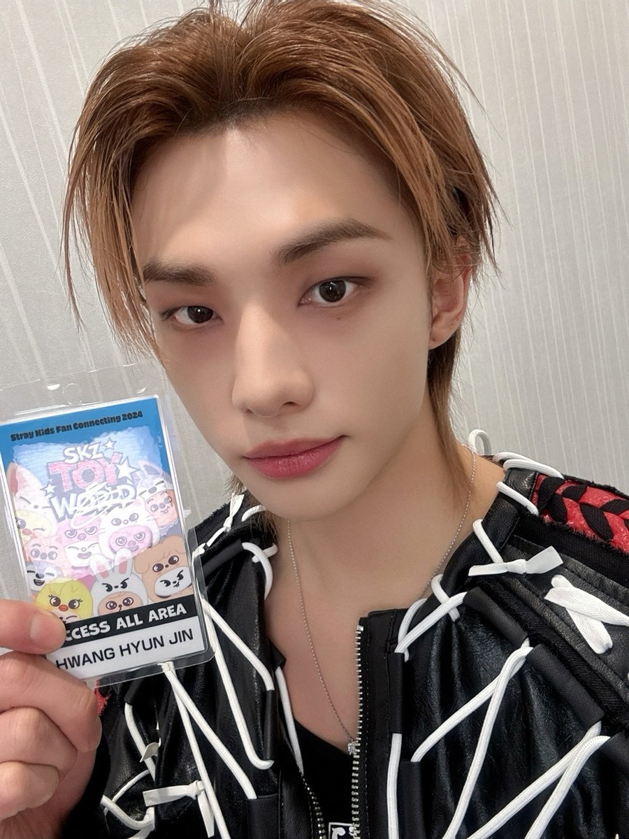 Stray Kids、LIVE Blu-ray『Stray Kids Fan Connecting 2024 “SKZ TOY WORLD”』のシリアルナンバー応募特典の受付は本日1/20(火)23:59まで！

メンバー直筆サイン入り
ラミネートパスのセルフィーを公開🎉

▶️ 詳細はこちら
straykidsjapan.com/info/archive/?…

🤖 特設サイト
straykidsjapan.com/toyworld_bd/