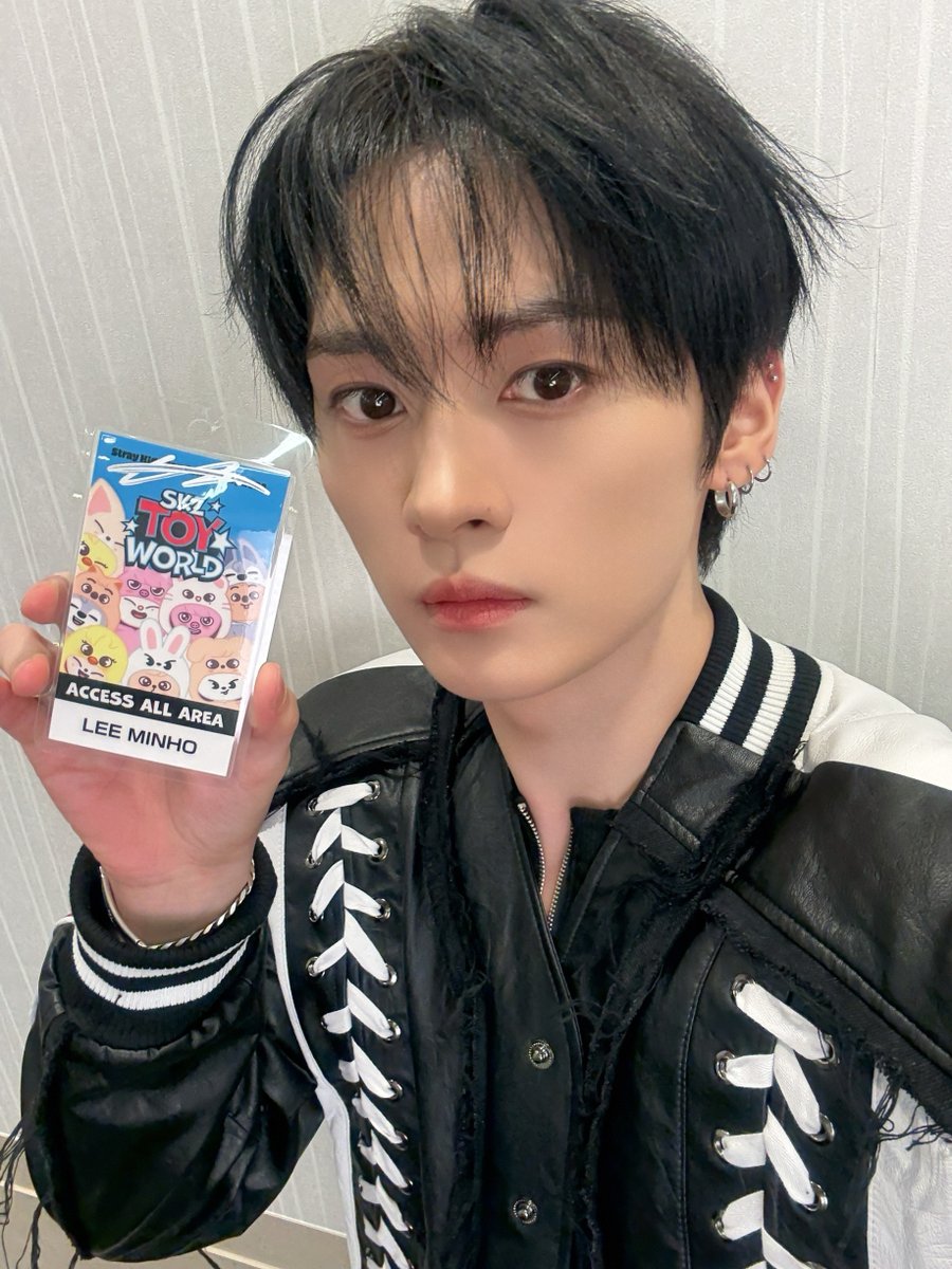 Stray_Kids_JP's tweet image. Stray Kids、LIVE Blu-ray『Stray Kids Fan Connecting 2024 “SKZ TOY WORLD”』のシリアルナンバー応募特典の受付は本日1/20(火)23:59まで！

メンバー直筆サイン入り
ラミネートパスのセルフィーを公開🎉

▶️ 詳細はこちら
straykidsjapan.com/info/archive/?…

🤖 特設サイト
straykidsjapan.com/toyworld_bd/…