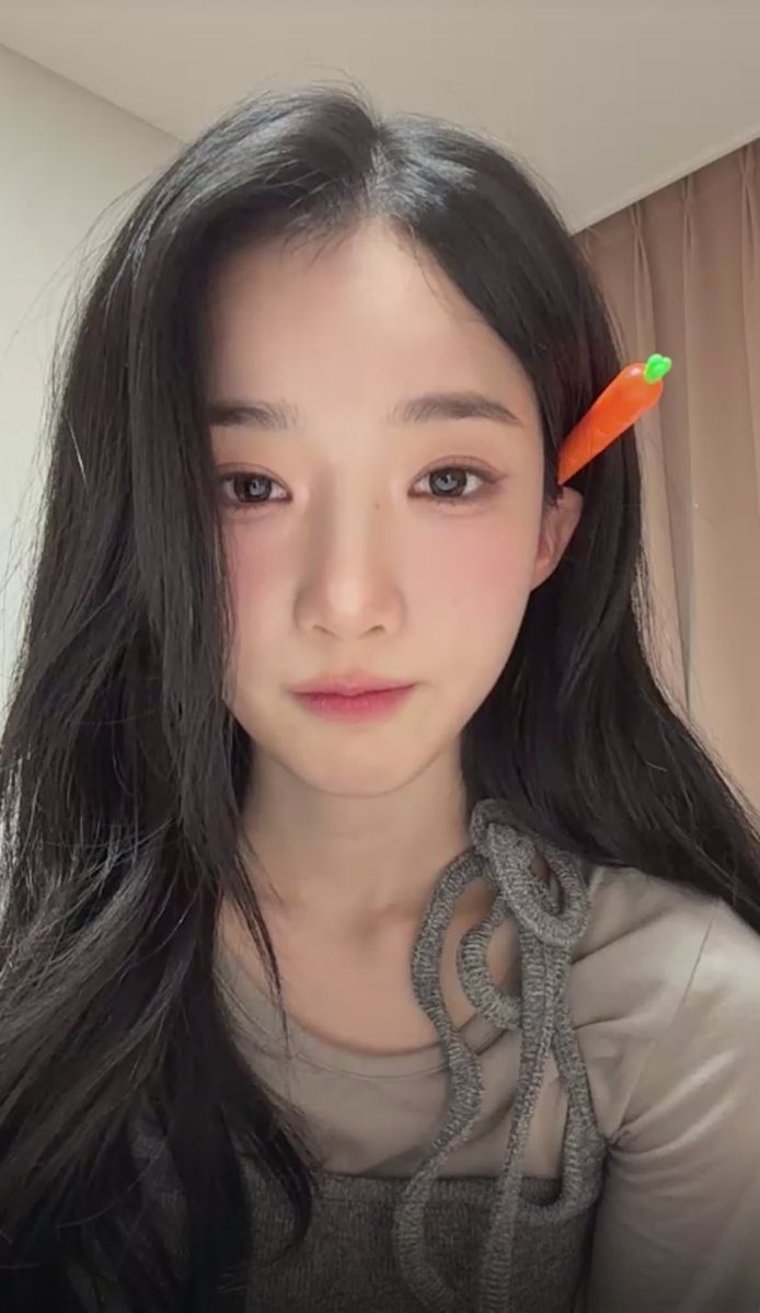 pponyangs's tweet image. bunny yapper yooyeon with her carrot 🤏🏻