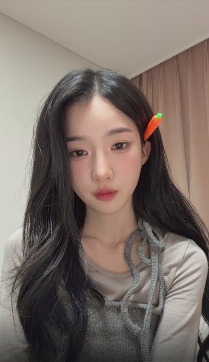 pponyangs's tweet image. bunny yapper yooyeon with her carrot 🤏🏻