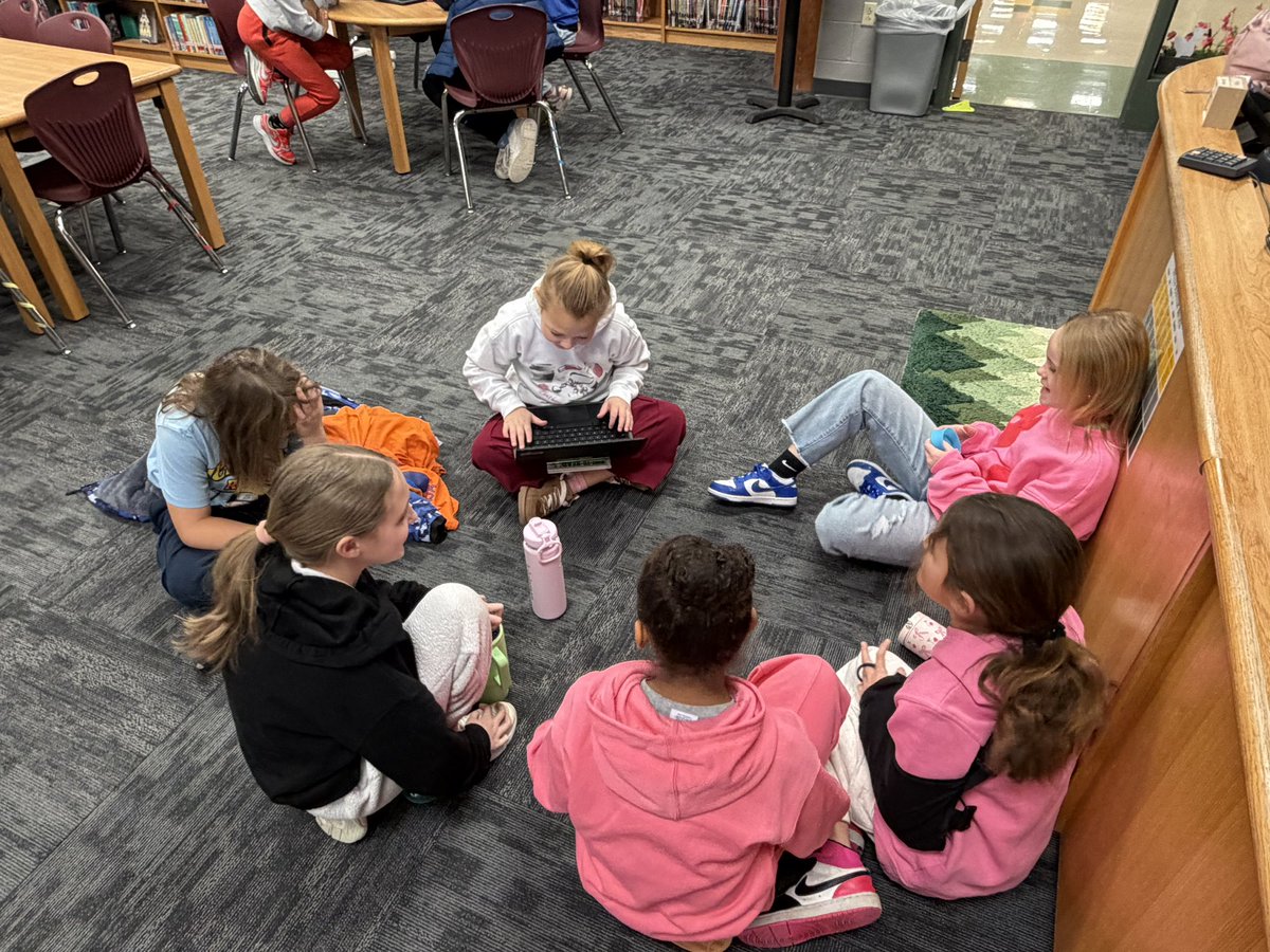 Student Lighthouse Leaders hard at work on Habit 5 and 6 lessons this morning…ready to lead and teach! 
#WeAreDuello <a href="/DUE_Principal/">Dr. Alicia Hooton</a> <a href="/Duello_AP/">AP Houdei</a> <a href="/MissGraham5th/">Mrs. Clamors</a>