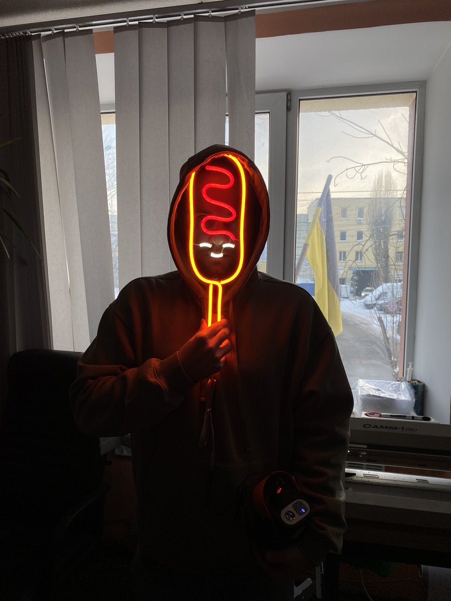 Наш СММник і є той самий хот дог з заправки