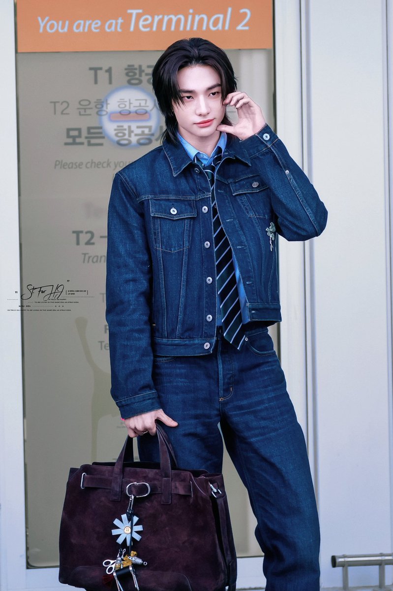 #Hyunjin of #StrayKids looked so gorgeous as he left for Paris to attend the Dior Fashion Show rocking Dior from head to toe with a clover brooch on his denim jacket! 👏🕺🏻✨💫🌟♛𝐃𝐢𝐨𝐫♛🍀🛫🗼🇫🇷 👑💙

BON VOYAGE HYUNJIN 
#HYUNJINxDIOR