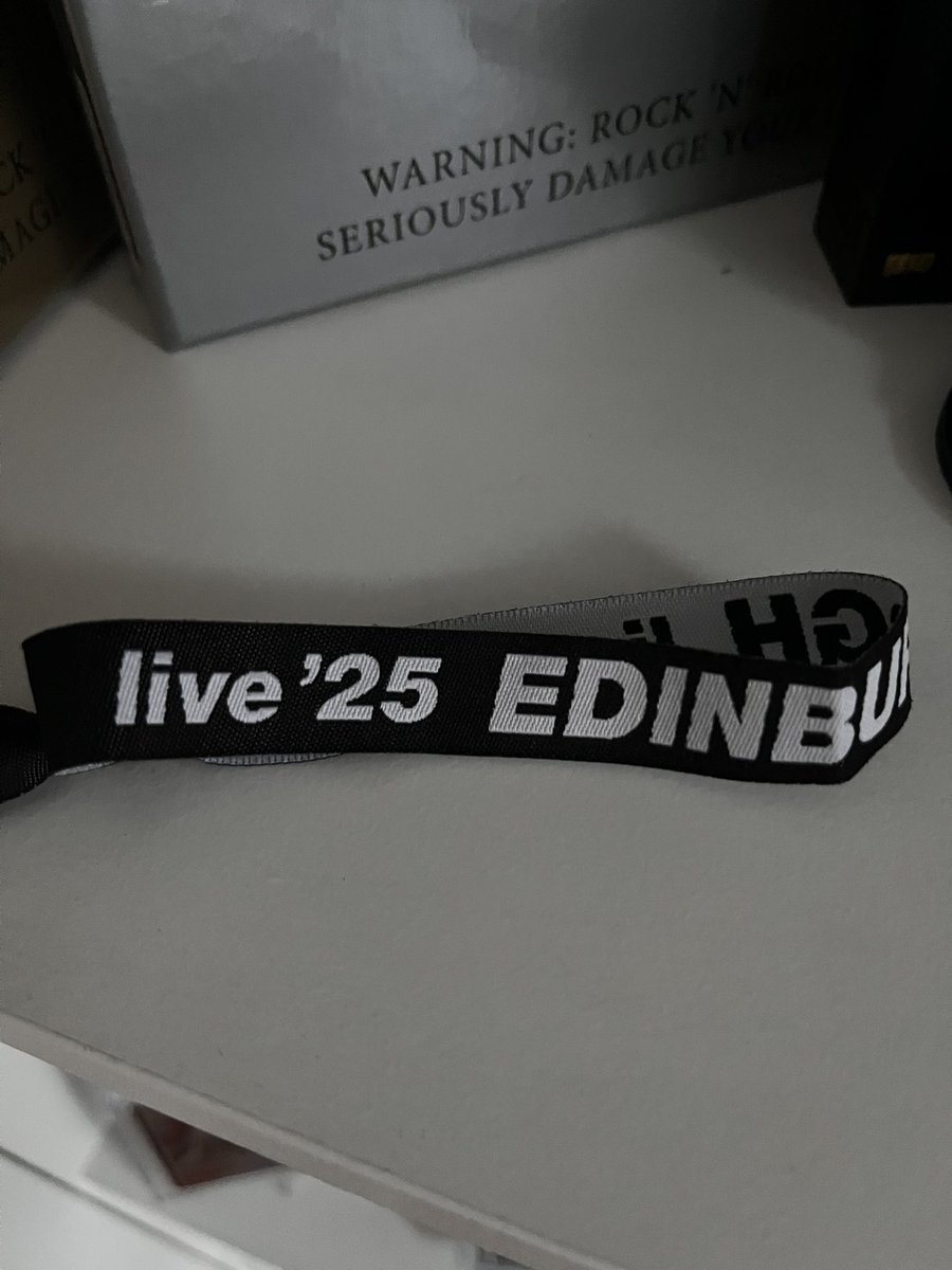 karenkellytae's tweet image. Thank you so much for the wrist band @Trudy288001341 it’s now proudly displayed in my oasis bookshelf #oasislive25