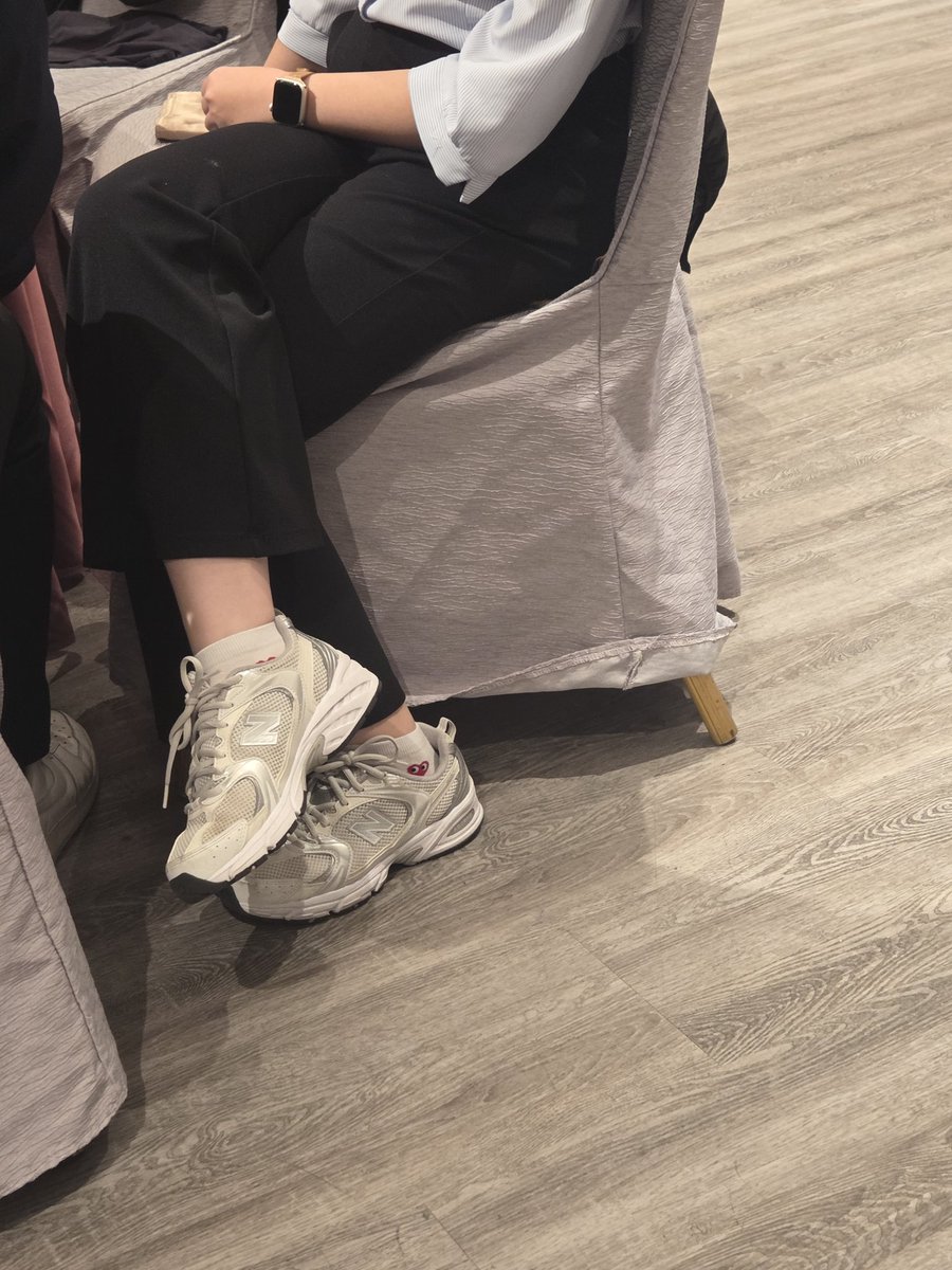 公司尾牙聚餐，來吃 New Balance 530 運動鞋
#舔鞋