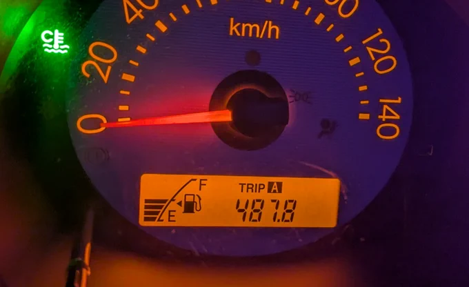 おやすみらくがき昼間車で仕事の打ち合わせに出かけたんですが、エッセってエアコン使わずにエコ運転すると燃料減らないのねぇ。夏の暑い時期しか長距離走ってなかったので、こんなに小食なのかとビビったわ。 #車擬人化