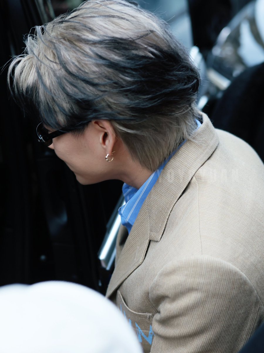 前回は🌸色のセーターで Red入れてたけど 今回はブルーのシャツに