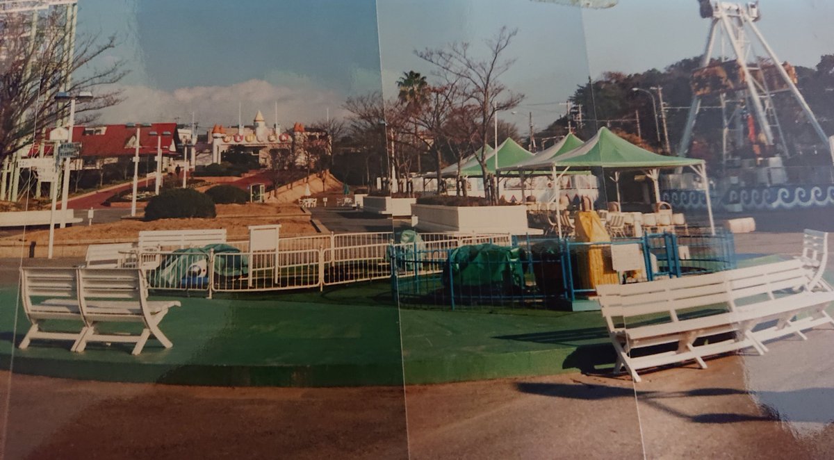 1995年冬のかしいかえん。 正門から降りたあたりの様子で、奥には海賊船も見えます。 地面が緑になっているところは旧メリーゴーランドの基礎跡で、 コイン式遊具が設置されていました。 大型遊具がたくさんあった頃のひとコマです🐝 #かしいかえん