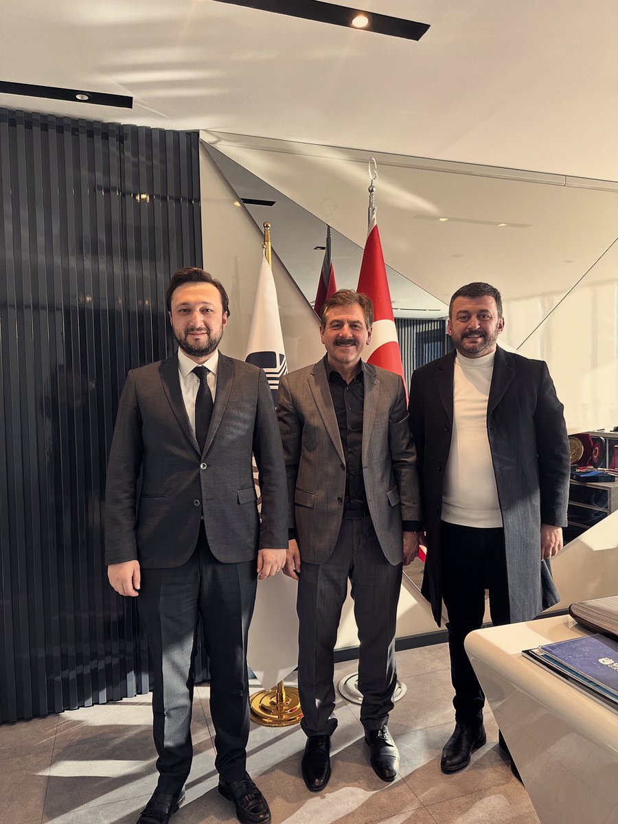 Benimde Mütevelli Heyeti Üyesi olduğum Gümüşhane Vakfımızın Başkanı Murat Emre Güner’le birlikte,Ünsal Şirketler Grubu Yönetim Kurulu Başkanı Ağabeyim Orhan Ünsal’ı Jewel İncek  ofisinde ziyaret ettik.