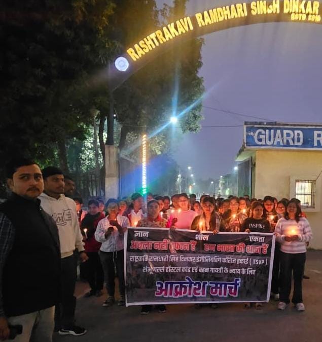 बेगूसराय दक्षिण जिले के राष्ट्रकवि रामधारी सिंह दिनकर इंजीनियरिंग महाविद्यालय इकाई द्वारा बीते दिनों पटना के निजी गर्ल्स हॉस्टल में एक छात्रा के साथ हुए दुष्कर्म और जघन्य हत्या के विरोध में कैंडल मार्च निकाला गया। मौके पर प्रांत मंत्री श्री <a href="/ipurushottamnbh/">पुरुषोत्तम कुमार, प्रदेश मंत्री ABVP उत्तर बिहार</a> कुमार उपस्थित रहे।