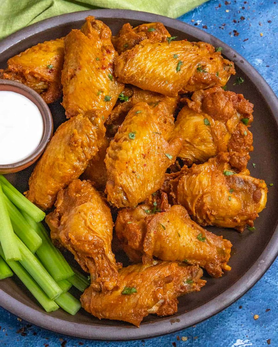 jalapenomadness's tweet image. These Crispy Buffalo Wings are pure iconic chilihead food right here. I always make mine with a homemade buffalo sauce that has plenty of kick, the way it should be.

RECIPE: chilipeppermadness.com/recipes/buffal…

#buffalowings #chickenwings #superbowl
