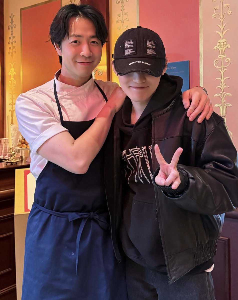 NCTDreamINA's tweet image. -chenle post story foto sama chef son jongwon. Trus captionnya "aku sangat gugup saat bertemu dengan selebritis" 😭😭 heh adek kamu juga selebritis yaa 😭 lucu banget sih adek chenle 😭🤏🏻