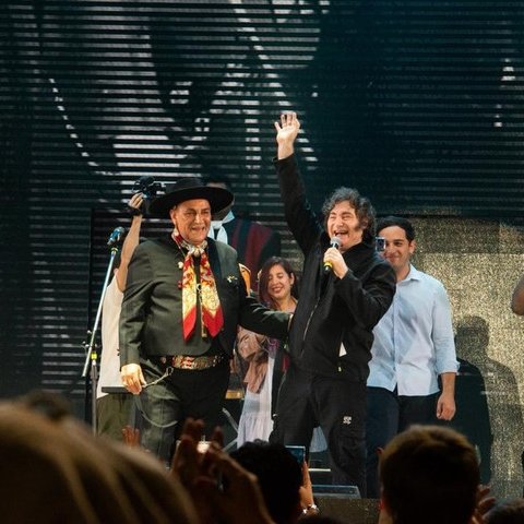 EL CHAQUEÑO PALAVECINO SE DEFENDIÓ TRAS CANTAR CON MILEI

Respondió a las críticas por cantar con Milei en el festival de Jesús María y negó haber recibido pagos extra por cantar con el Presidente. El cantante explicó que su contrato con el festival se cerró ocho meses antes.