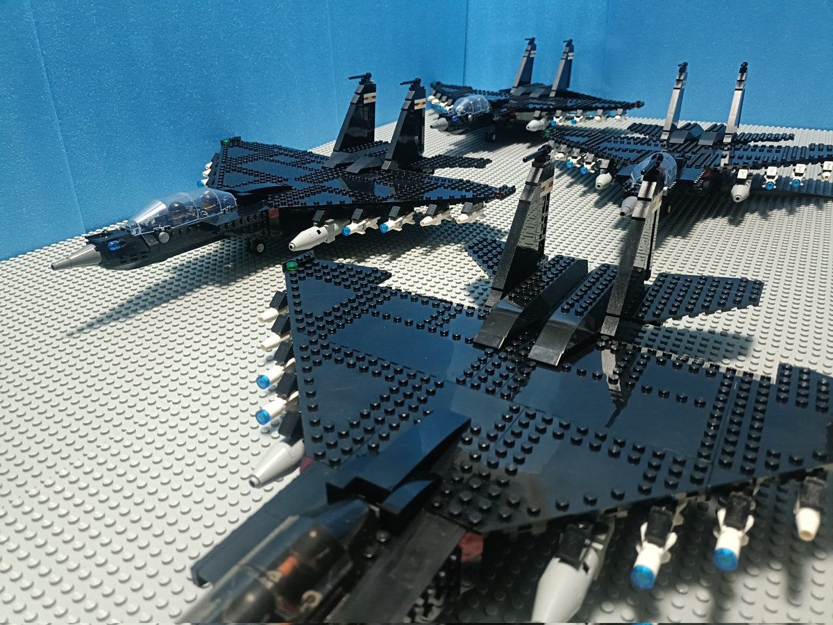 _CraneAndTurtle's tweet photo. 【CFA-10豪鷹】空軍が量産戦闘機を多数配備した結果、訓練や経験を積んだパイロットから「性能が技量・意欲に追いつかない」との意見も発生。エースパイロット向けに大型の非ステルス機戦闘機の開発を再開、制空・爆撃はもちろん電子戦や無人機指揮も遂行できる大型機を配備し部隊化した。＃ミリレゴ https://t.co/68aB8y8GYl