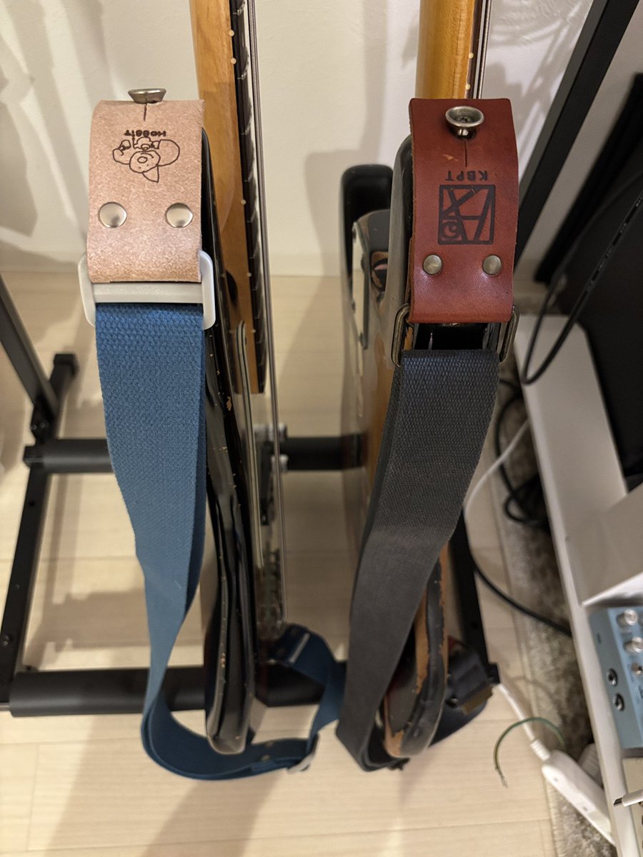 zaki1010's tweet image. 工房Pathさん @path021 のストラップが2つになった。デザイン&amp;amp;使い心地最高。
楽器ハイポジション派の自分には少し長かったんだけど、相談したら長さの手直しに対応していだけて完璧な状態に。死ぬまで使います。