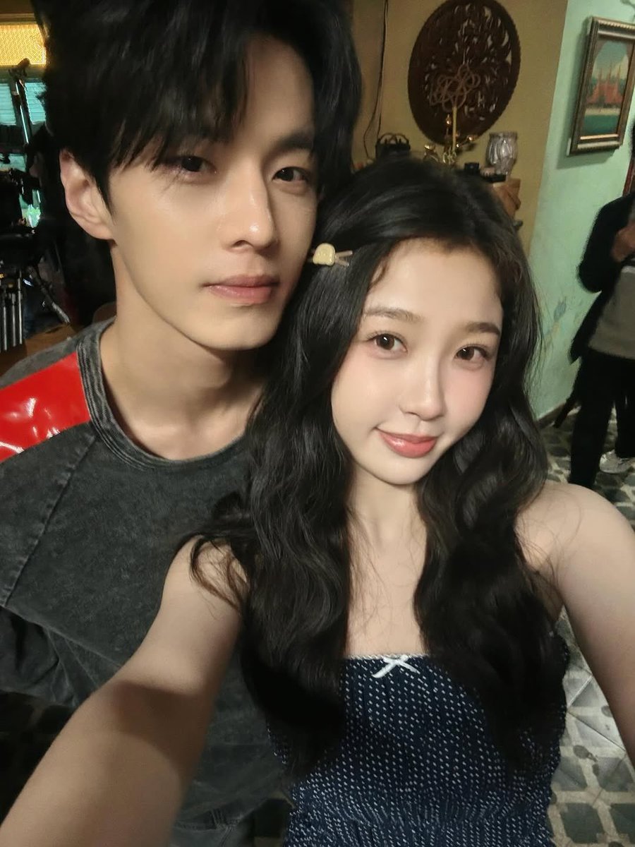 huanxichiis's tweet image. the most adorable selfie had two versions and i'm keeping them both in my pocket