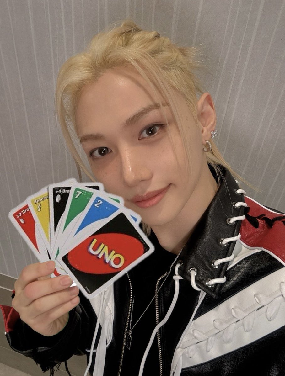 strayluvclub's tweet image. pick up 12