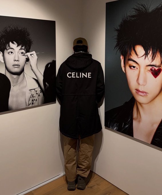 WORLDMUSICAWARD's tweet photo. #V made a visit to his TYPE 非 photo exhibition in Seoul today, thrilling fans and signing autographs! 👏🕺🏻✨💫🌟 📸🖼️✍️👥👤🇰🇷👑🔥💜

TYPE 非 BY TAEHYUNG 
#V_TYPE非 #TYPE_非

https://t.co/2c5dwpS05A https://t.co/myaI55eTeO