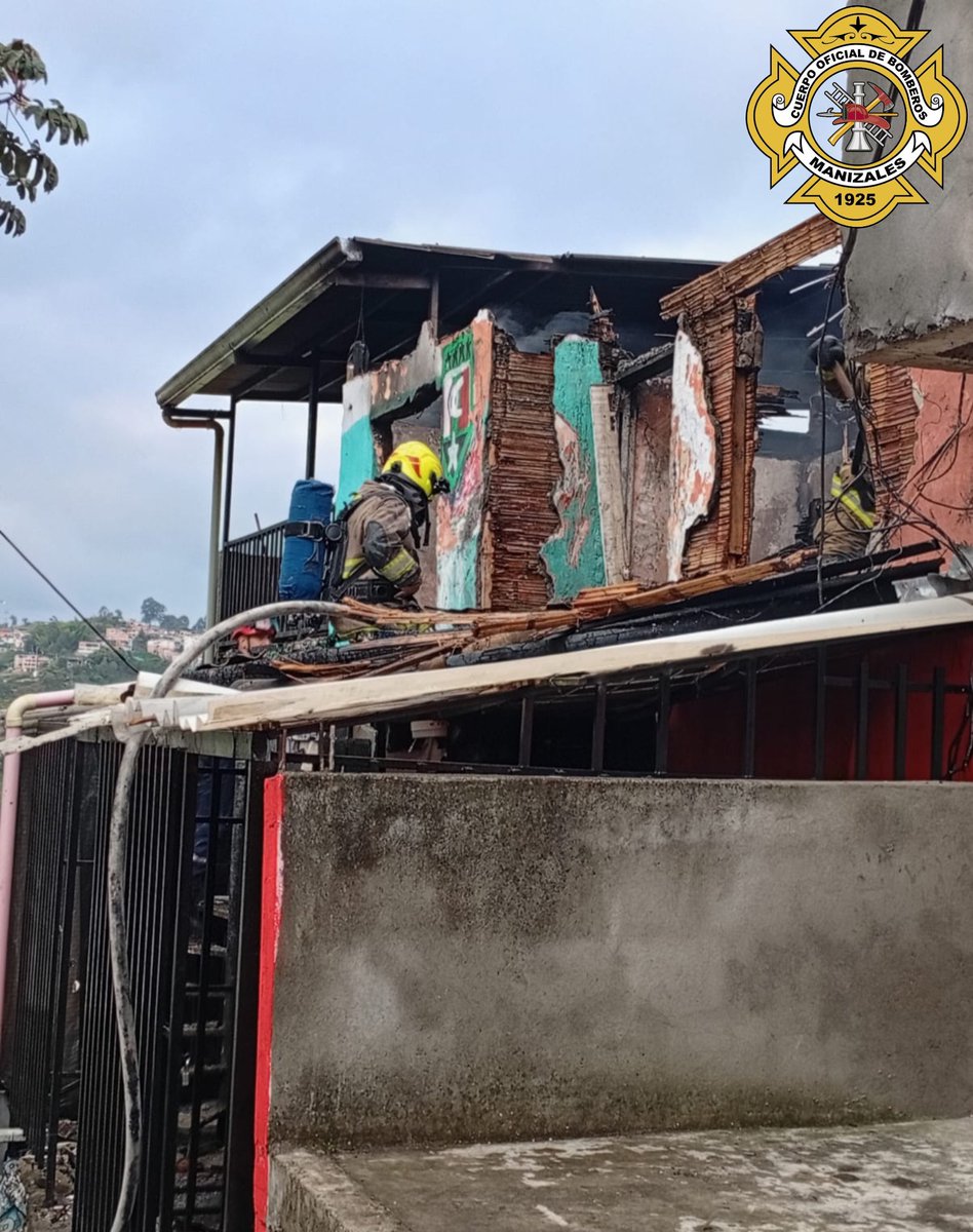 #BomberosManizalesTeCuida 
🚒En la madrugada atendimos llamado de emergencia; reportaron el incendio de una vivienda en el barrio Malhabar.
🧑🏼‍🚒El fuego fue controlado y se evitó su propagación; una vivienda de dos niveles sufrió afectaciones, los mayores daños en el piso dos.