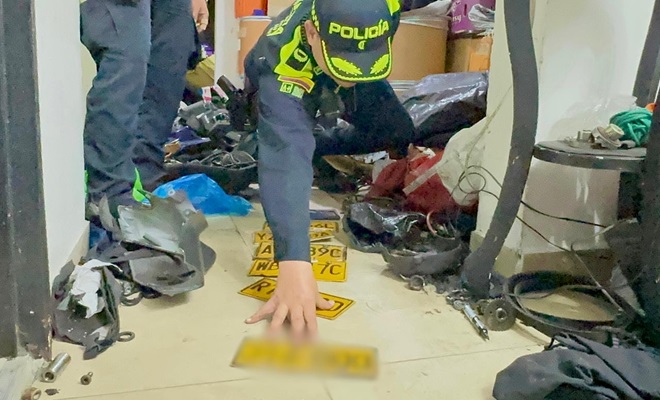 PoliciaMedellin's tweet photo. En #Medellín desmantelamos un taller clandestino en la comuna 5 #DoceDeOctubre, utilizado para el desguace y almacenamiento de autopartes hurtadas.

En el procedimiento se recuperó una motocicleta y se incautaron más de 2.000 autopartes y 24 motores con reporte por hurto. https://t.co/cbiLVpsDNw