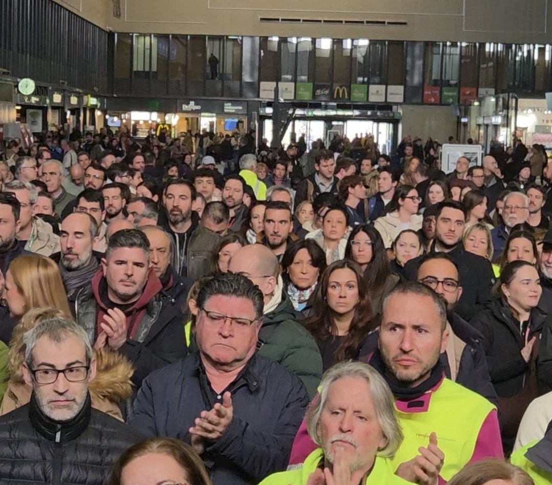 🖤Hoy, en la estación de Santa Justa, hemos guardado cinco minutos de silencio para recordar a las personas fallecidas en el terrible accidente ferroviario en Adamuz. 

🖤Todo nuestro apoyo a las familias de las víctimas y a lxs compañerxs de <a href="/CCOO_FER/">CCOO FERROVIARIO</a> en este difícil momento.