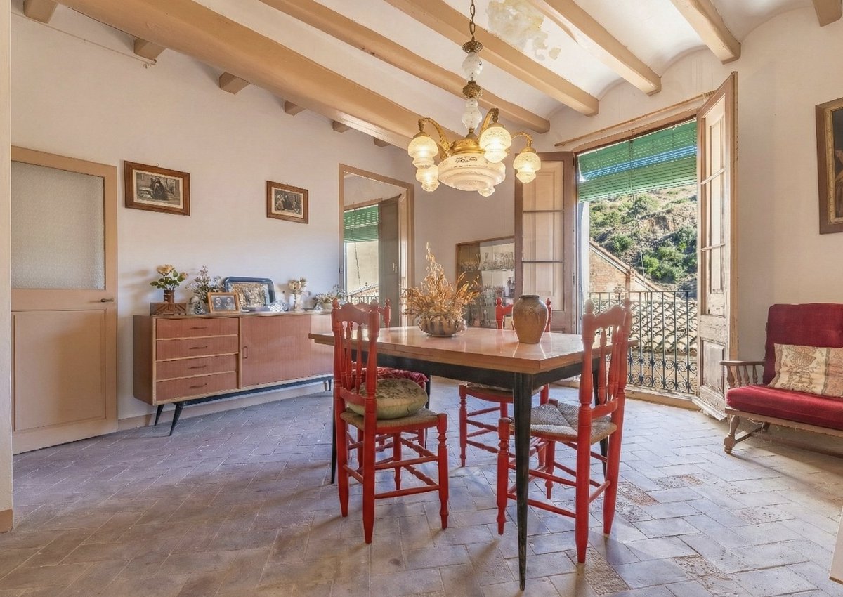 TimurNegru's tweet image. There are only 2 wine regions in all of Spain with DOCa status (the highest classification possible). One is Rioja and the other is Priorat.

Here's what €69k ($81k) gets you in Priorat: 258m² (2,777 sq ft), 4 beds, stone floors, wooden beams, mountain views.

The village is La…