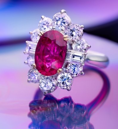 미얀마(구 버마) 북부 모곡(Mogok) 지역에서 주로 산출되며, 가장 큰 특징은 비둘기 피 색(Pigeon’s Blood)’이라 불리는 깊고 선명한 적색입니다. 이 색감은 크롬 함량이 높고 철 성분이 적어 만들어지며, 빛을 받으면 내부에서 불꽃처럼 붉은 광채가 살아납니다.