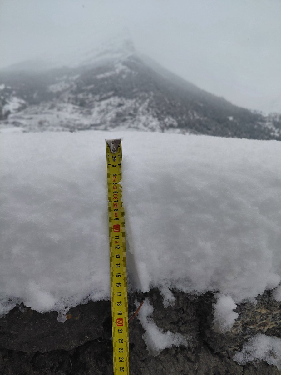 Caldeere's tweet image. ❄️❄️ Superem els 15 cm acumulats a Josa, Nevada ininterrompuda des de les 8 del matí.
Gairebé tota la neu acumulada és d'avui.