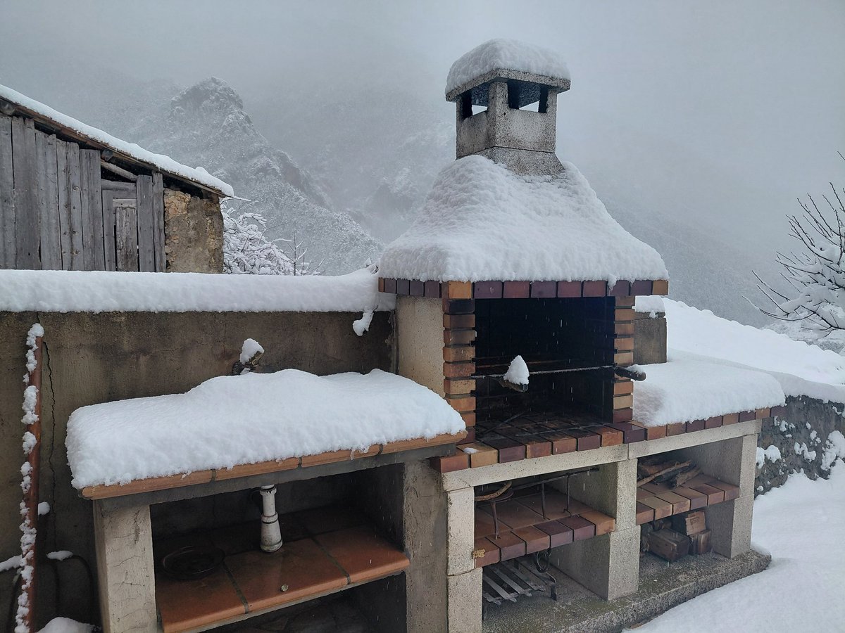 Caldeere's tweet image. ❄️❄️ Superem els 15 cm acumulats a Josa, Nevada ininterrompuda des de les 8 del matí.
Gairebé tota la neu acumulada és d'avui.