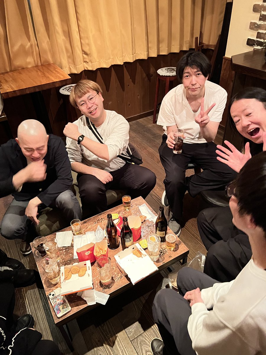 今日は極寒の下北沢　歌謡喫茶昭和で新春ライブ🤗
おじさん達が大暴れしてました😊
差し入れのマックにがっつくビクター芸人たちでした♪