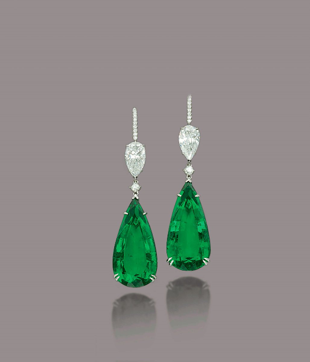 콜롬비아 에메랄드는 세계 최고 품질로 평가받는 에메랄드입니다.
남미 콜롬비아의 무조(Muzo), 초코(Chivor), 코스케스(Coscuez) 광산에서 산출되며, 가장 큰 특징은 맑고 선명한 잔디빛 녹색과 따뜻한 생기입니다. 크롬과 바나듐이 이상적으로 결합되어 깊으면서도 탁하지 않은 색감을 보여줍니다.